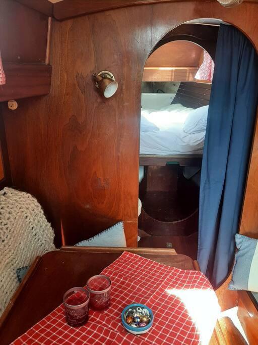 Отель Cosy Sailingboat In Флиссинген Экстерьер фото