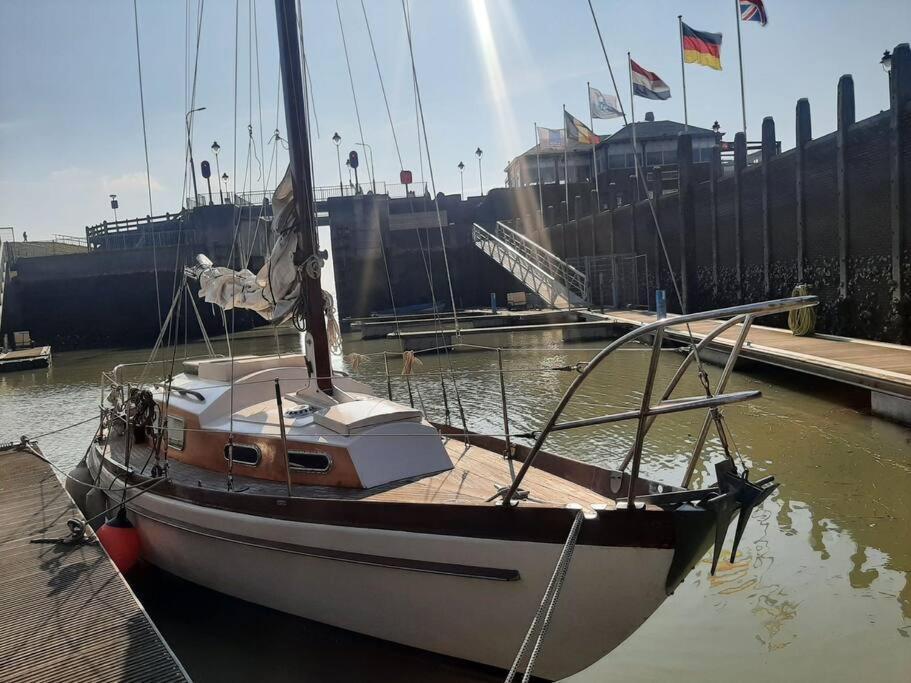 Отель Cosy Sailingboat In Флиссинген Экстерьер фото